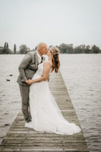 Bruidsfoto bij Buitencantine Valkenburg – intieme en warme trouwlocatie aan het water