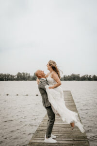 Bruidsfoto bij Buitencantine Valkenburg – intieme en warme trouwlocatie aan het water