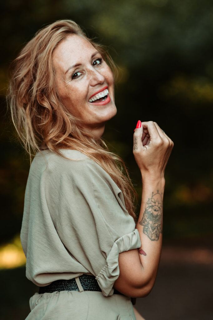 Nathalies Pictures die ontspannen in de camera kijkt, bij een blog over social media-moeheid