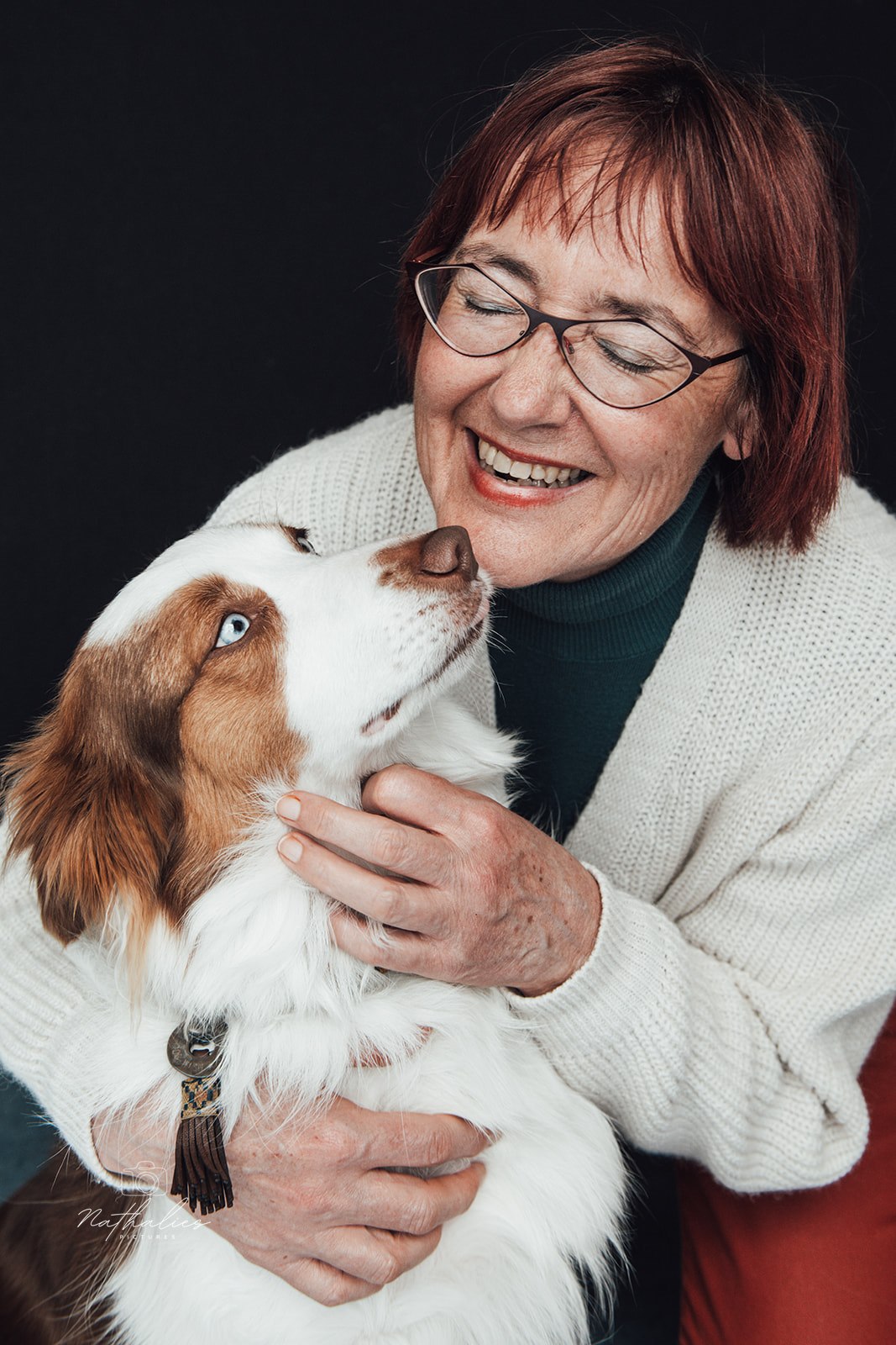 Jong dementevrouw met bril kroelen met hond
